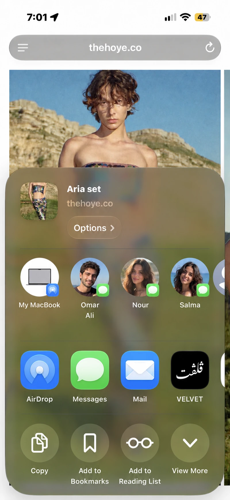 مثال لقائمة المشاركة على الآيفون من صفحة طقم Aria من HOYE، مع ڤلڤت ضمن اختيارات المشاركة وجهات اتصال توضيحية.